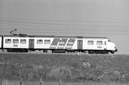 803557 Afbeelding van een electrisch treinstel mat. 1964 (plan V) van de N.S. op de spoordijk nabij Culemborg.